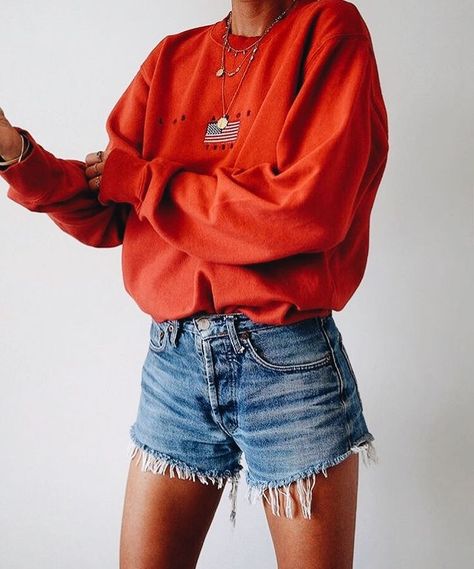 crew neck + shorts Denim Shorts Outfit, Summer Shorts Outfits, 50 Style, Shorts Outfit, Trendy Summer Outfits, Cute Fall Outfits, Mode Inspo, Outfit Goals, Mode Vintage