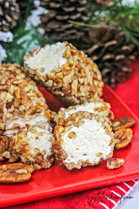 Craving a delicious dessert? Whip up this easy Pecan Log Roll recipe with sweet cream butter, powdered sugar, and crunchy pecans. Perfect for satisfying your sweet tooth! Get the full recipe here. Pecan Log Roll Recipe, Pecan Roll, Pecan Log Roll, 30 Minute Meals Chicken, Pecan Log, Sweet Cream Butter, Recipe With Cream Cheese, Apple Cobbler Recipe, Crockpot Pasta Recipes