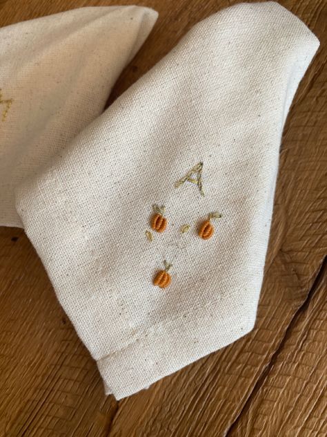 Embroidered Cloth Napkins, Fall Hand Embroidery, Embroidered Linen Napkins, Diy Sharpie Mug, Embroidery Napkins, Pumpkin Embroidery, Diy Napkins, Embroidered Table Runner, Embroidery Tshirt