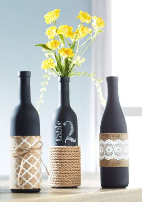 Display table numbers oh-so-tastefully with these chalkboard-painted, burlap-wrapped wine bottles. Empty Wine Bottle Crafts, Vasos Vintage, Wine Bottle Vases, Wrapped Wine Bottles, Old Wine Bottles, Empty Wine Bottles, Diy Burlap, Wine Bottle Diy Crafts, Project List