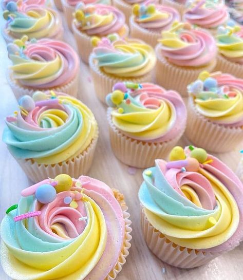 Cakenest - CupCakes su Instagram: "CupCakes 🧁 By @whipandwhiskcakery 😍😍 • • • • • • • • DM for Queries ❤️ • • Follow @cakenest.in for Cakes ❤️ Follow @cakenest.cupcake for…" Easter Colours, Delicious Cupcakes Recipes, Spring Cupcakes, Chocolate Cups, Yummy Cupcakes, Easter Colors, Color Pastel, Sweet Cakes, Cupcake Recipes