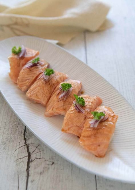 Salmon Sushi Recipes, Aburi Salmon, Salmon Nigiri, Seafood Sushi, Sushi Roll Recipes, Raw Salmon, Types Of Sushi, Nigiri Sushi, Garlic Salmon