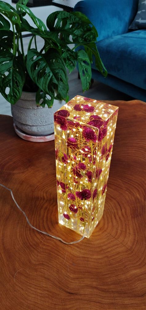 Seni Resin, Resin Light, Globe Amaranth, Accent Lamps, Red Clover, Resin Lamp, Diy Resin Projects, Resin Jewelry Diy, Flower Lamp