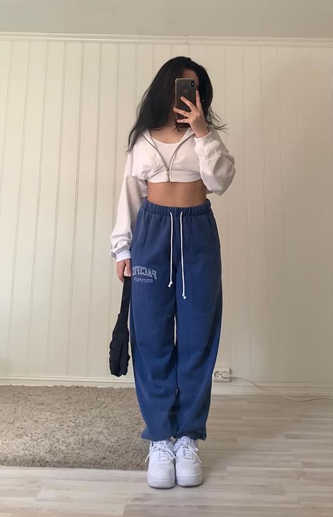 Blue Joggers Outfit, Outfit Sporty, Winter Pants Outfit, Best Winter Outfits, Trendy Boy Outfits, 90s Fashion Outfits, Everyday Fashion Outfits, Lazy Day Outfits, Midi Skirts