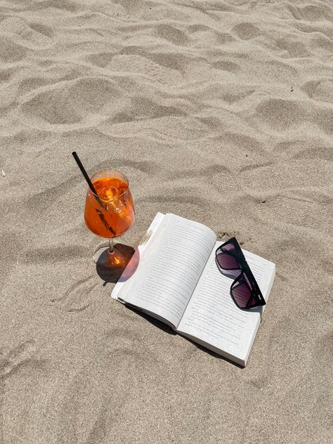 beach essentials 
aesthetic 
aperol spritz
quay sunglasses
Emily Henry
The People We Meet on Vacation 
European summer
Italy
Beach Club Drinking On Beach Aesthetic, Aperol Spritz On The Beach, Italian Summer Beach Aesthetic, Books And Beach, Sunglasses Beach, Italian Beach Aesthetic, June Inspiration, Beach Book, Italian Beach