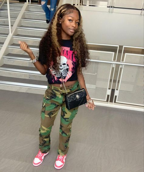 Outfit Ideas With Camo Cargo Pants, Outfits For Camo Pants, Pink Shirt With Camo Pants, Mink And Jewels Dunks Outfit, Pink Dunks Outfit Woman, Archeo Pink Dunks Outfit, Kurt Geiger Outfit Ideas, Dopeskill Shirt Outfit, Kurt Geiger Outfit Black Women