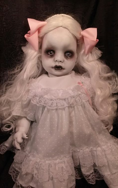 Scary Barbie, Creepy Doll Halloween, Fun Diy Halloween Decorations, Creepy Baby Dolls, Halloween Shadow Box, Horror Doll, Creepy Toys, Scary Doll, Zombie Dolls