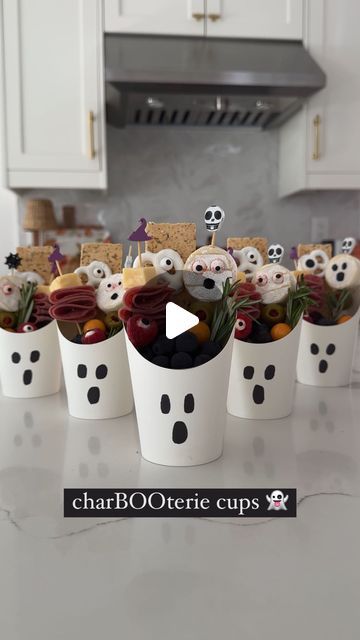 Monsters Inc Charcuterie Board, Charcuterie Halloween Cups, Halloween Charcuterie Cups Ideas, Mini Cauldron Food Ideas, Charcuterie Cups Halloween, Ghost Appetizers, Halloween Inspired Appetizers, Halloween Charcuterie Cups, Wedding Party Snacks