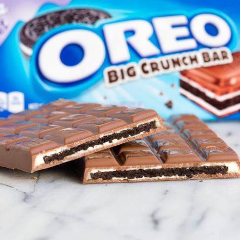 FOOD & DRINK OREO'S NEW CHOCOLATE BARS ARE THE BEST THINGS THEY'VE EVER MADE Chocolate Bar Brands, Oreo Crunch, Oreo Bars, European Chocolate, Hershey Syrup, Cheesy Ham, Cheesecake In A Jar, Oreo Chocolate, Crunch Bar