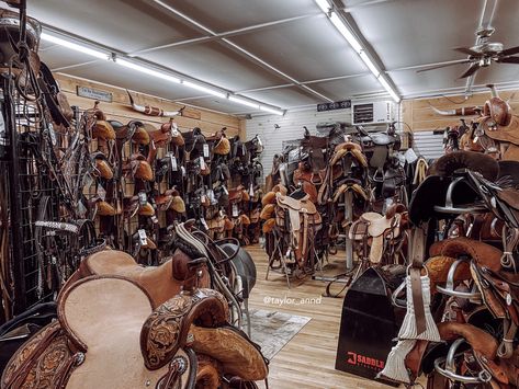 Western Tack Sets Barrel Racing, Horse Tack Aesthetic, Western Tack Room, Western Horse Tack Turquoise, Cowgirl Chaps, Western Riding Tack, Western Tack Sets, Luxury Horse Barns, Barrel Racing Tack Rodeo