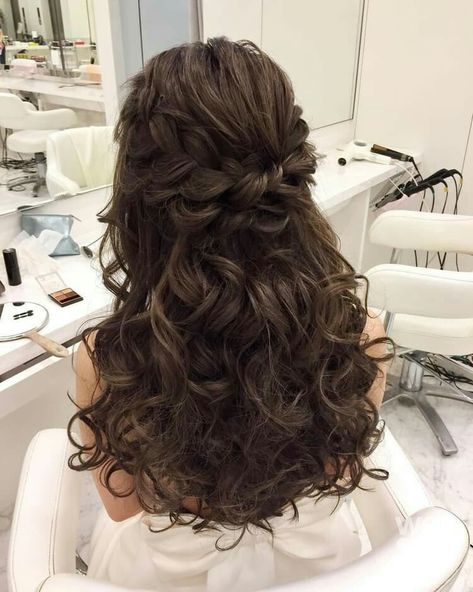 Peinado suelto con chonguuto Curly Wedding Hair, Quinceanera Hairstyles, Bridal Hair Updo, Quince Hairstyles, Hair Arrange, Long Hair Wedding Styles, Half Updo, Wedding Hair Inspiration, Hair And Beauty