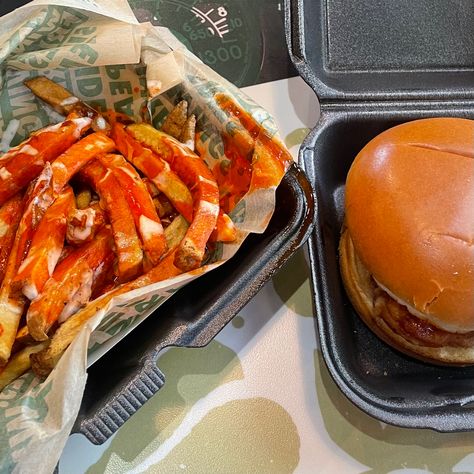 Wingstop Sandwich, Wingstop Chicken Sandwich, Wingstop Aesthetic, Emma Food, Big Snacks, Aesthetic Foods, Fast Foods, Food Babe, Yummy Comfort Food