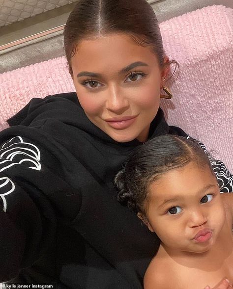 Kylie Jenner leads the birthday tributes to her daughter Stormi with heartmelting montage Kylie Jenner Fotos, Life Of Kylie, Jenner Kids, Kylie Travis, Look Kylie Jenner, Looks Kylie Jenner, Estilo Kylie Jenner, Kyle Jenner, Kylie J