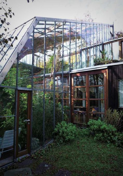 Beautiful greenhouse attached to a house Greenhouse Attached To House, Greenhouse Living, House Greenhouse, Earthship Home, Home Greenhouse, Small Greenhouse, Greenhouse Plans, House In Nature, Diy Greenhouse