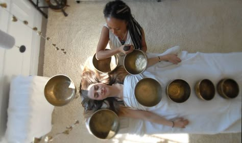 Sound Bath Party, Sound Healing Room Design, Sound Healing Aesthetic, Sound Bath Aesthetic, Sound Bath Meditation, Healing Studio, Sound Bowls, Spa Hammam, Holistic Center