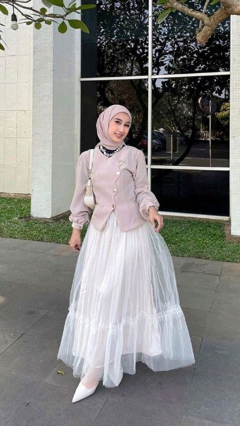 #ootdhijab #hijabkekinian #hijabpopuler #dress #hijabindo #hijabgemoy #hijabunyu #ootdspecta #tutorialpashima #hijabcantik #ootdcantik #kulot #jeans #denim #blouse #tunik #pants #ootd #outfit #skirt #gamis Outfit Rok Tutu, Rok Tutu Hijab Outfit, Ootd Rok Tutu, Ootd Formal, Ootd Muslim, Outfit Rok, Style Hijab Casual, Skirt Ootd, Outfit Hijab Casual