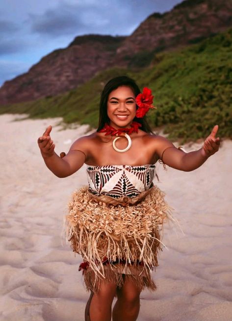 Samoan Photoshoot, Traditional Hawaiian Clothing, Tongan Clothing, Samoan Dance, Samoan Women, Samoan Clothing, Tahitian Costumes, Hula Dancers, Ribbon Dress