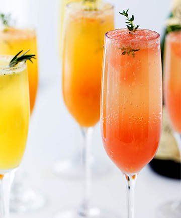 Mimosa Recipes: 21 Mimosa and Champagne Cocktails Mimosa Recipes, Blueberry Mojito Recipe, Blackberry Sangria, Easy Cocktail Recipes, Summer Drinks Alcohol, Mimosa Recipe, Orange Cocktails, Gin Tasting, Easy Cocktail