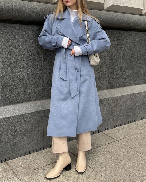 Baby Blue Winter Outfit, Light Blue Trench Coat Outfit, Blue Coat Outfit Winter, Blue Coat Outfit, Liza Rudkevich, Blue Outfit Winter, Winter Dressing, Capsule Wardrobe Women, Winter Coat Outfits