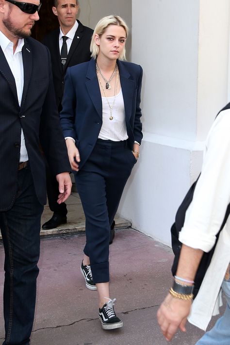 Twilight Outfits, Suits And Sneakers, Boyish Style, Kristen Stewart Style, Stylish Suit, Grunge Vintage, Outfits Fall, Celebrity Street Style, Casual Work Outfits