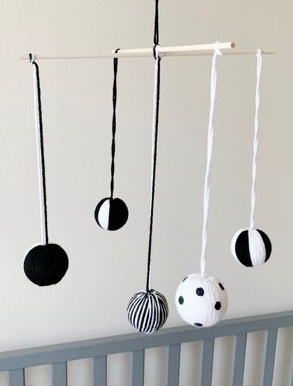 Baby Development Activities, Crochet Baby Mobiles, Baby Gym Toys, Baby Diy Projects, Baby Montessori, Baby Toys Diy, Baby Sensory Toys, Diy Bebe, Baby Boy Room Nursery