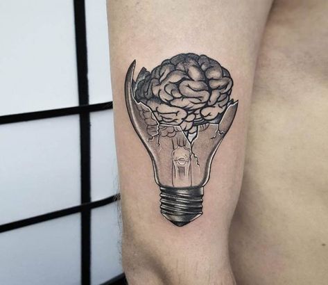 Black and grey realistic tattoo style of Light bulb and Brain motive done by artist Klebyz Soares | Post 19081 | World Tattoo Gallery - Best place to Tattoo Arts Light Bulb Tattoo, Bulb Tattoo, Anatomical Tattoos, Lightbulb Tattoo, Tato Flash, Tattoo Modern, Anatomy Tattoo, Lamp Tattoo, Brain Tattoo