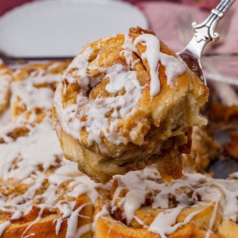 🍎 Move over, donuts. Apple crumble cinnamon rolls combines two classic desserts in one and are perfect for breakfast, brunch or dessert.⁣⁣ ⁣⁣ Comment RECIPE for the recipe! ⁣ https://www.tastesoflizzyt.com/apple-crumble-cinnamon-rolls/⁣ ⁣ #applecrumble #cinnamonrolls #applebutter #tastesoflizzyt Sparkling Punch, Quick Salads, Apple Crumble, Classic Desserts, Apple Butter, Best Appetizers, Decadent Desserts, Cinnamon Rolls, Taste Buds