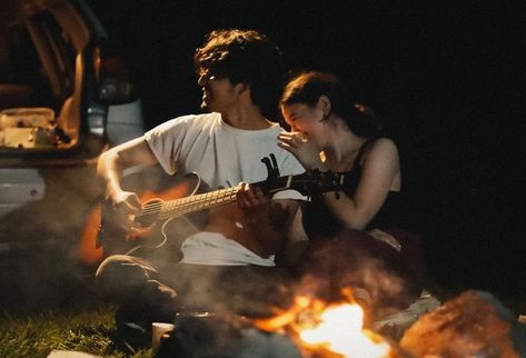 Camping Love Romantic, Campfire Date Night, Camp Romance Aesthetic, Summer Camp Aesthetic Couple, Campfire Couple Aesthetic, Campfire Guitar Aesthetic, Camp Love Aesthetic, Camping With Boyfriend Aesthetic, Bonfire Aesthetic Couple