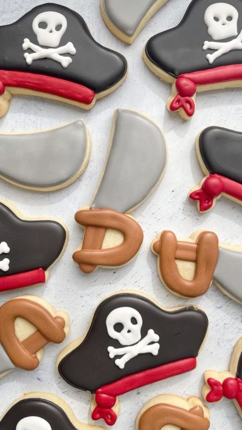 Pirate Themed Cookies, Pirate Birthday Cookies, Pirate Sugar Cookies, Pirate Cookies Decorated, Pirate Desserts, One Piece Cookies, Pretty Pastry, Pirate Shipwreck, Summer Sugar Cookies