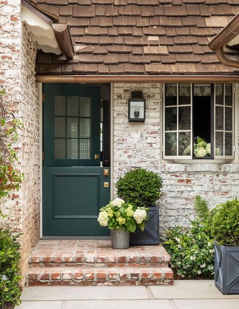 English Cottage Exterior, Cottage Front Doors, English Farmhouse, English Country Cottage, Casa Country, English Country Style, Cottage Exterior, English Cottage Style, Exterior Makeover