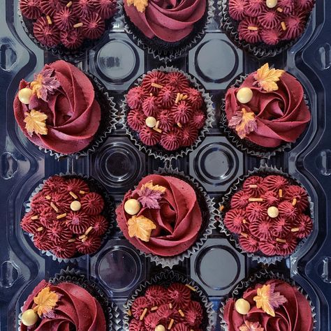 Burgundy Cupcakes, Fall Cupcakes, Bridal Shower Cakes, Fall Cakes, Delicious Cakes, Cupcake Decorating, Piping Tips, Cupcakes Decoration, Shower Cakes