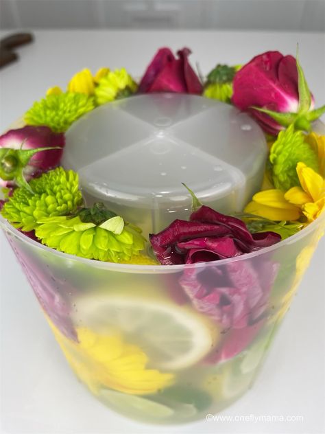 Wine Bucket Ideas, Wine Bottle Ice Mold Diy, Ice Bucket Mold Ideas, Frozen Ice Bucket With Flowers, Floral Ice Cubes Diy, Floral Ice Mold, Flower Ice Cubes Champagne, Ice Mold For Wine Bottle, Champagne Ice Bucket With Flowers