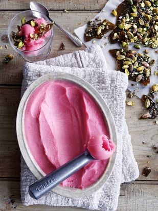 Sweet yet tart rhubarb sorbet with salty, crunchy brittle – flavours and textures that go mad in your mouth. A fruity pudding for a summer party or barbecue - delicious! Rhubarb Sorbet, Pistachio Brittle, Law Carb, Slow Cooker Desserts, Dessert Aux Fruits, Frozen Yoghurt, Rhubarb Recipes, Diet Keto, Homemade Ice