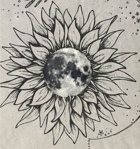 "Moon Flower" A sunflower with a moon inside. For the polar opposites. Geometric Tattos, Sunflower Mandala Tattoo, Tattoo Sonne, Tattoo Sunflower, Moon Sun Tattoo, Sunflower Tattoo Shoulder, Tattoo Placements, Model Tattoo, Kunst Tattoos