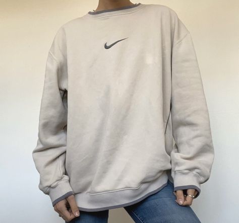 Sweatshirt Ootd, Old Nike, Nike Aesthetic, Old Nikes, Vintage Nike Sweatshirt, Aesthetic Sweatshirt, Ootd Instagram, Nike Vintage, Nike Sweatshirts