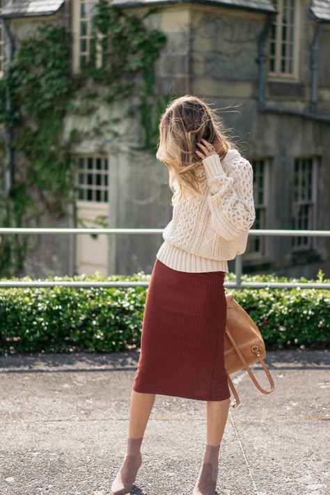 Midi Sweater Dress Outfit, Dress With Sweater Over It, Sweater Dress Outfit Ideas, Knee Length Sweater, Meeting Outfit, Midi Dress Outfit, Body Con Dress Outfit, Midi Sweater Dress, Sweater Dress Outfit