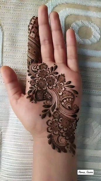 Beautiful Simple Mehndi Design, Front Mehndi Design, Simple Mehendi Designs, Finger Henna Designs, Henna Tattoo Designs Hand, Simple Henna Tattoo, Mehndi Designs For Kids, Simple Mehndi Designs Fingers, Very Simple Mehndi Designs