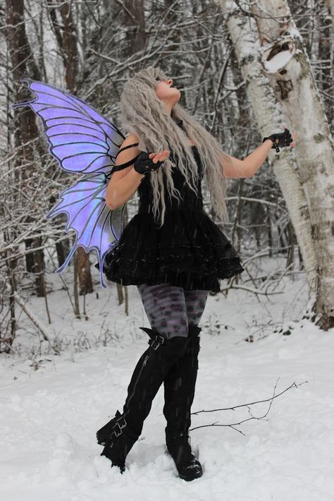 Cold Weather Fairy Costume, Goth Fairy Costume, Dark Fairy Halloween, Gothic Fairy Costume, Faerie Goth Aesthetic, Snow Fairy Aesthetic Outfits, Fairy Video, Faerie Goth, Goth Fairy Photoshoot