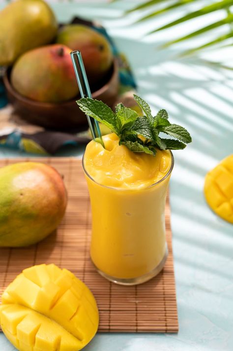 Frozen Lemongrass Mango Daiquiri Cocktail - Pineapple and Coconut Mango Daquiri Recipe, Bridesmaid Weekend, Bartending Ideas, Mango Shake, Mango Daiquiri, Mango Cocktail, Simple Syrup Cocktails, Frozen Daiquiri, Baking Lessons