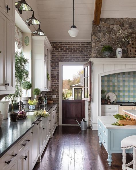 EricRossInteriors on Instagram: “Ok this is the opposite of the project I posted yesterday...but this is a perfect example of how more is more! Also, you know how much I…” Glam Pad, French Country Kitchens, Casa Country, Interior Minimalista, Southern Homes, Classic Kitchen, French Country Kitchen, Classic Home Decor, French Home Decor