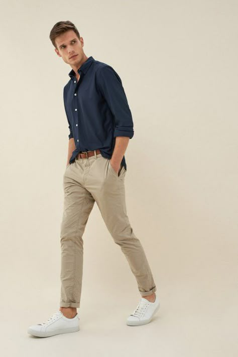 Beige Trousers Outfit Men, Brown Chinos Men Outfits, Beige Jeans Outfit, Beige Pants Outfit, Chinos Men Outfit, Trousers Outfit Men, Beige Hose, White Shirt And Blue Jeans, Jean Beige