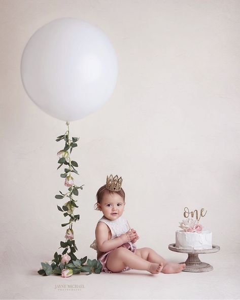 Boho First Birthday Decor, Easy First Birthday Photoshoot, 1st Birthday Onederful, Simple 1st Bday Decoration Ideas At Home, Home First Birthday Photoshoot, Classic One Year Old Photos, First Year Old Photo Shoot, 1 Year Birthday Photoshoot Studio, Diy 1st Bday Photoshoot