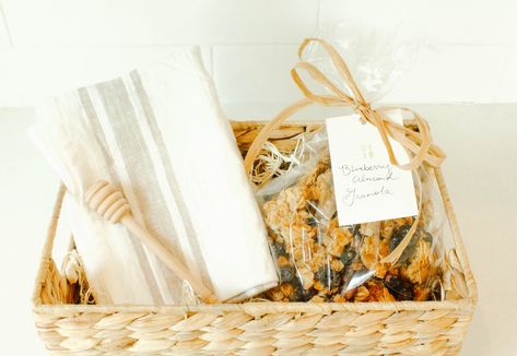 I am so excited to have Elisabeth Farris of Elisabeth and Butter guest posting for us today to share some delicious homemade housewarming gift ideas!  https://dosaygive.com/elisabeth-butter-housewarming-gift/ Homemade Granola Gift, Granola Gift Basket, Elisabeth And Butter, Homemade Housewarming Gifts, Granola Gift, Simple Granola, Housewarming Wishes, Blueberry Granola, Breakfast Gift Basket