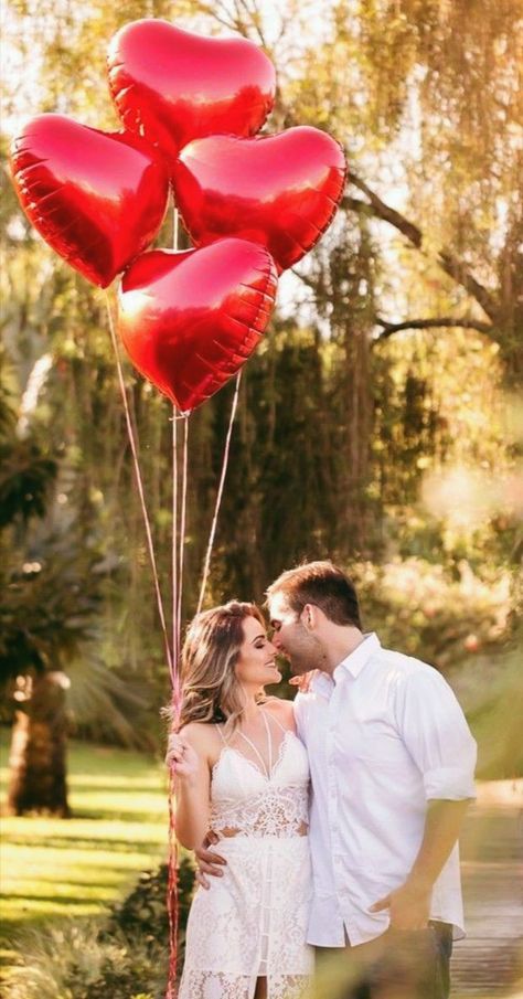 Valentine Photo Shoot Couples, Valentines Photography Couples, Valentine Day Decorations, Aesthetic Valentines Day, Valentine Mini Session, Valentines Day Decoration, Aesthetic Valentines, Valentine Photo Shoot, Decor Valentines Day