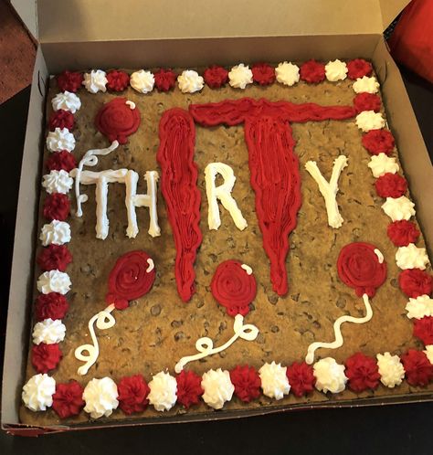 Stephen King 'IT' Themed Cookie Cake for my 30th Birthday Stephen King Cake Ideas, It Birthday Cake Stephen King, Horror 30th Birthday, Stephen King Themed Party, Stephen King Party, Pennywise Birthday Party Ideas, Halloween 30th Birthday, Gothic Treats, Stephen King Birthday