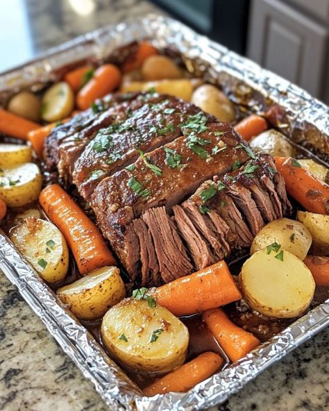 Packet Pot Roast, Casserole Kitchen, Pot Roast Slow Cooker, Beef Casserole Recipes, Pot Roast Recipes, My Recipes, Beef Recipes Easy, Beef Recipes For Dinner, Slow Cooker Beef