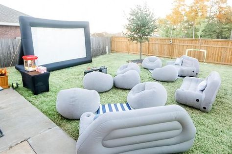 Use these backyard movie night ideas to make your backyard the place to be. There are lots of ideas here including seating, decorations, and more. Backyard Movie Night Party - Backyard Movie Night Houston Backyard Movie Night Ideas, Movie Night Seating, Night Houston, Backyard Christmas, Backyard Movie Night Party, Diy Backyard Movie Night, Birthday Movie Night, Backyard Movie Theaters, Outside Movie