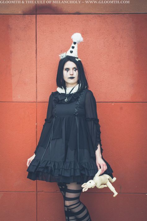 Goth Clowncore Outfit, Gothic Clown Costume, Gothic Clowncore, Goth Clown Outfit, Clown Outfit Aesthetic, Clown Aesthetic Outfit, Clown Costume Aesthetic, Goth Clowncore, Goth Clown Makeup