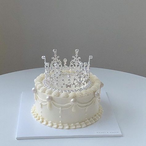 27th Birthday Cake, Birthday Cake Crown, Queens Birthday Cake, Birth Cakes, Bolo Vintage, 14th Birthday Cakes, White Birthday Cakes, Vintage Birthday Cakes, Korean Cake