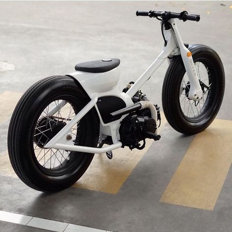 Motorcycle Concept, Honda Motorbikes, Custom Bikes Cafe Racers, Custom Moped, Vintage Honda Motorcycles, White Popcorn, Tracker Motorcycle, Honda C70, Honda Super Cub